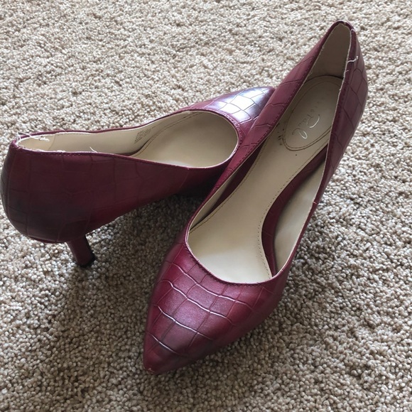 Maroon pointed toe snake skin heels - Picture 1 of 3